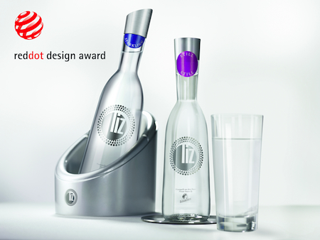 Foto: Das Premium-Mineralwasser LIZ von Hassia Mineralquellen wurde mit dem red dot communication design award 2010 ausgezeichnet.