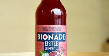 Natürliche Erfrischung mit Charakter: BIONADE bringt neuen Eistee Granatapfel auf den Markt.